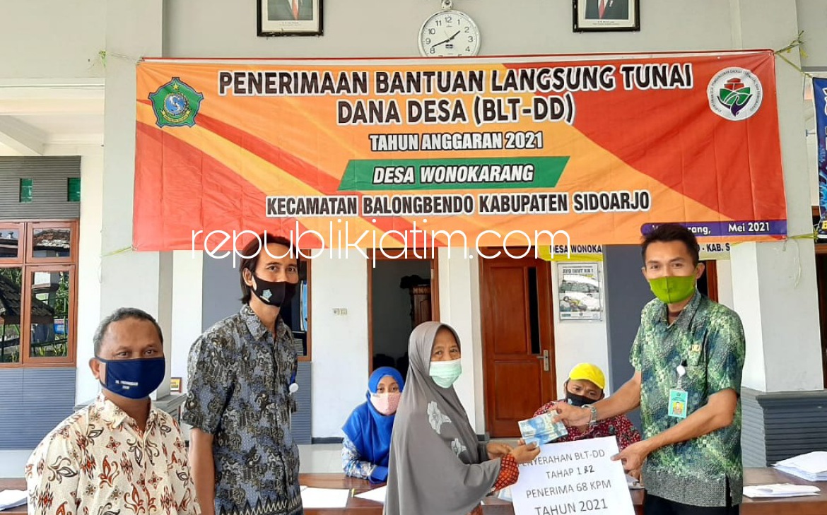 TERIMA BLT DD - Siti Chotijah janda 68 tahun warga Desa Wonokarang, Kecamatan Balongbendo, Sidoarjo saat menerima Bantuan Sosial (Bansos) uang tunai Rp 600.000 di pendopo desa setempat, Selasa (11/05/2021).