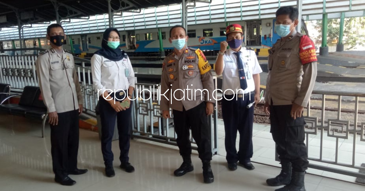CEK - Kapolsek Candi, AKP Hari Siswo Suwarno turun langsung untuk melakukan pengecekan Pos Pengamanan di Stasiun Sidoarjo, Rabu, (12/05/2021). 