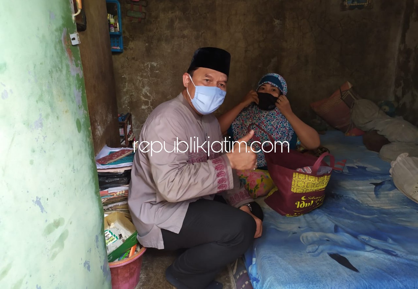 BANTUAN - Bacabup Bambang Haryo Soekartono (BHS) menyerahkan bantuan paket sembako kepada Ny Sutinah warga Desa Panggreh, Jabon, Sidoarjo karena dirumahkan peruasahaan dan tidak mendapat bantuan baik dari Pemkab Sidoarjo dan pusat, Selasa (12/05/2020).