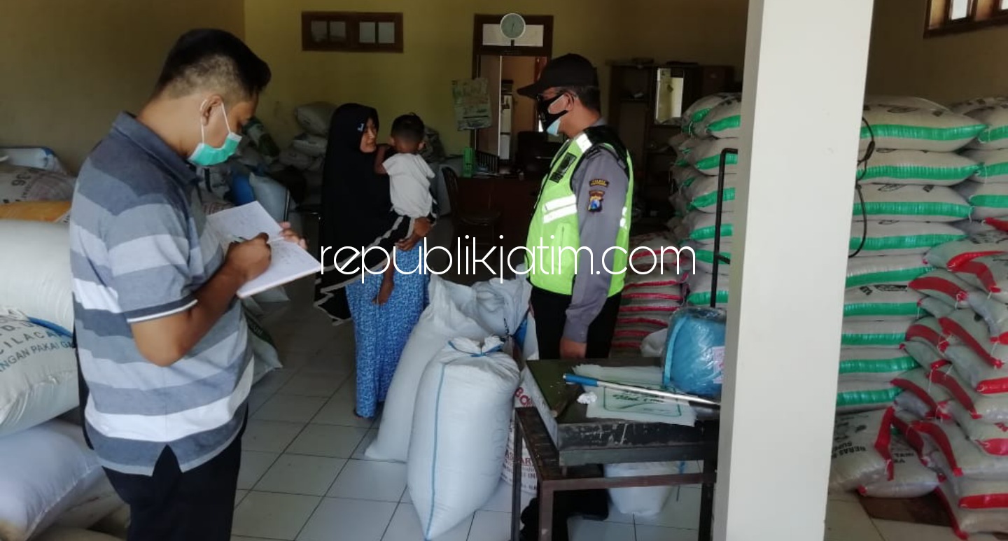 CEK - Anggota Polsek Bungkal mengecek gudang sembako untuk memastikan stok terutama stok jagung, Selasa (11/05/2021).