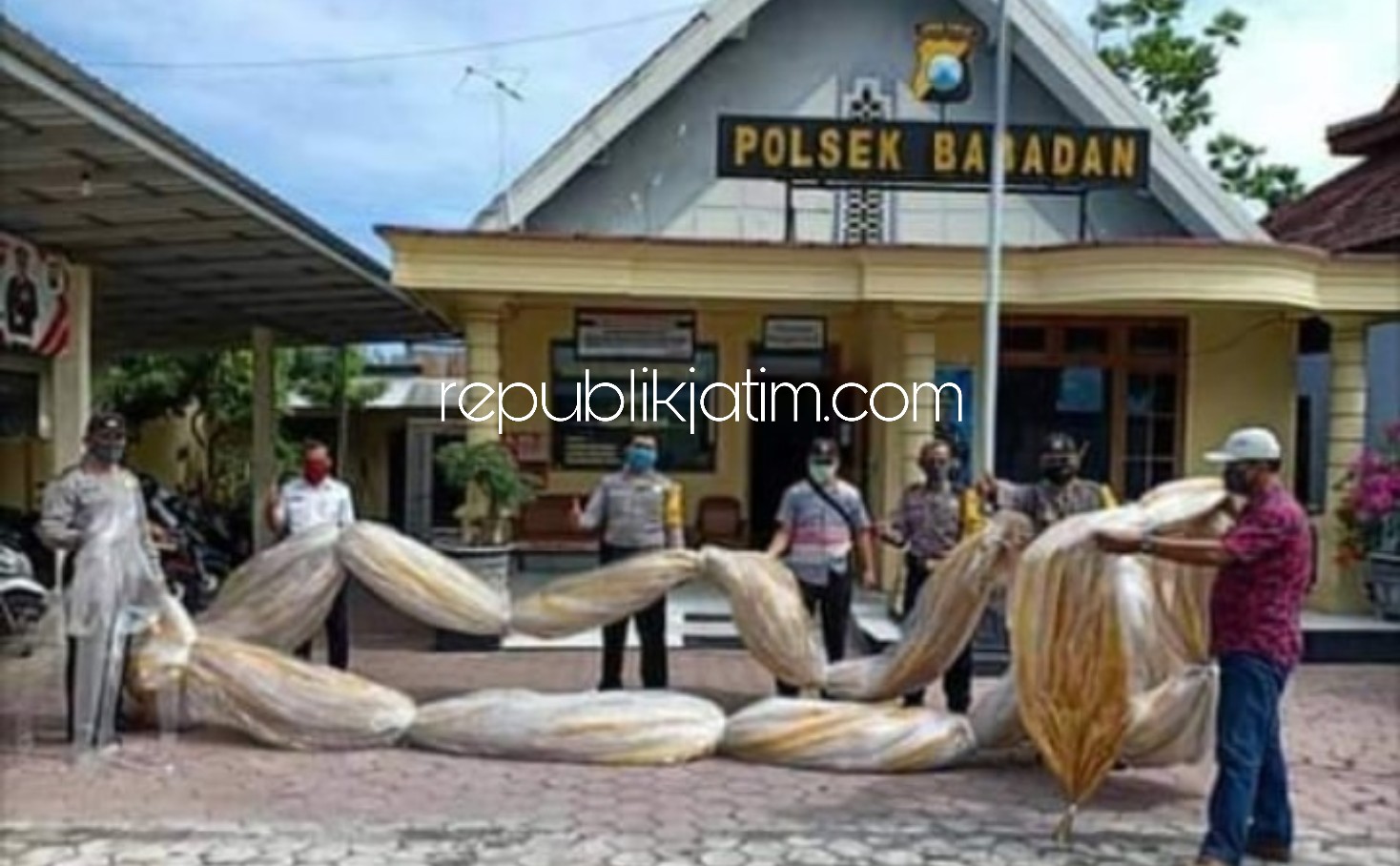 BALON RAKSASA - Anggota Polsek Babadan berhasil mengamankan balon udara ukuran panjang 17 meter dan lebar 7 meter yang dianggap membahayakan lalu lintas udara dan memicu bencana kebakaran, Selasa (12/05/2020).