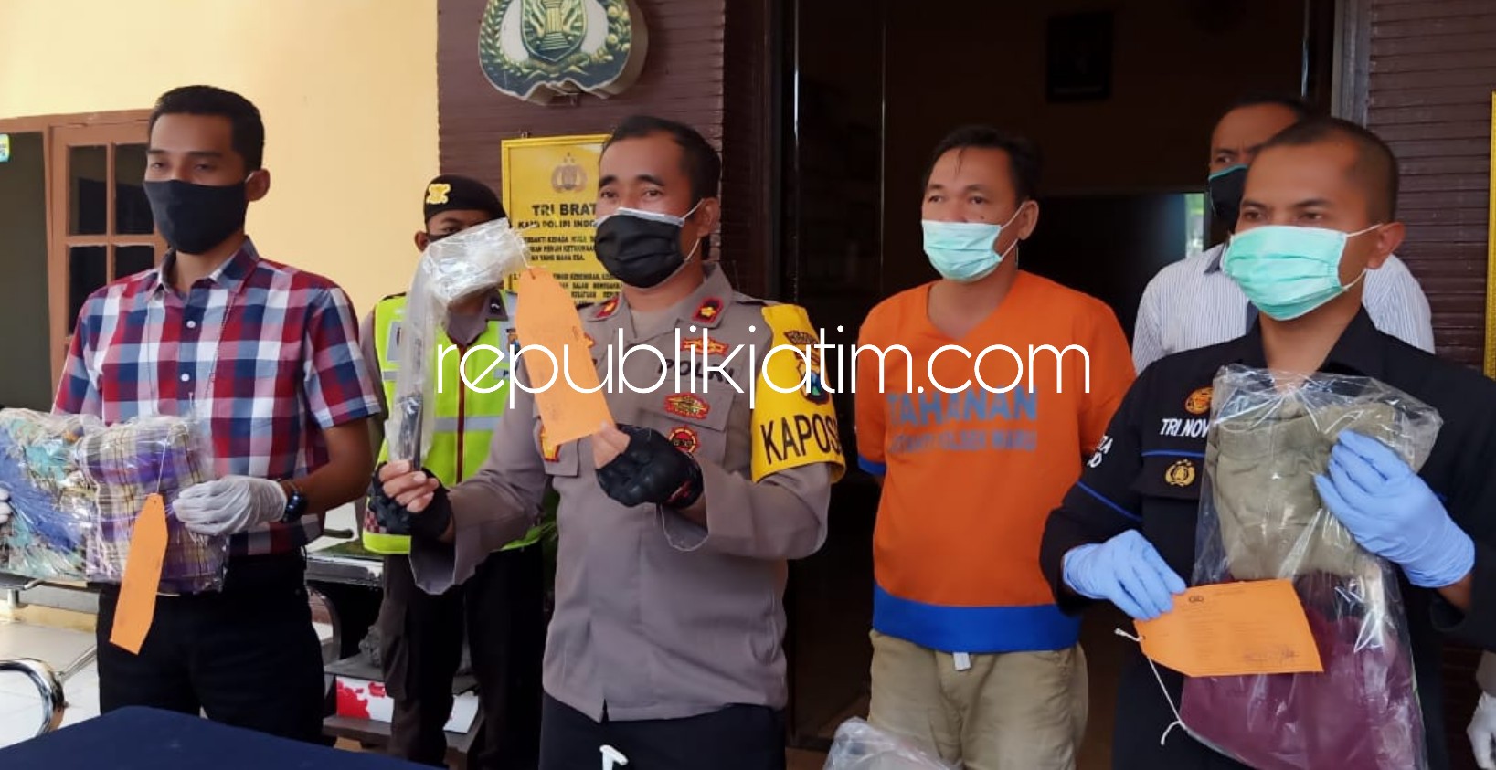 DIPAMERKAN - Kapolsek Waru, Kompol Anwar Soedjito memamerkan tersangka dan bukti pembunuhan Lamiasri (39) warga Ngepung, Patianrowo, Nganjuk yang ditusuk suaminya, Liong Kong Yong (48) warga Sememi Jaya Selatan, Benowo, Surabaya, Selasa (12/05/2020).