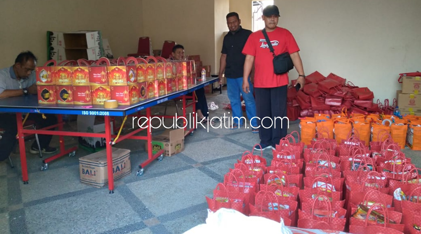 BERBAGI - Wakil Bupati Ponorogo, Lisdyarita berbagi ribuan bingkisan parcel untuk masyarakat Ponorogo, Rabu (12/05/2021).