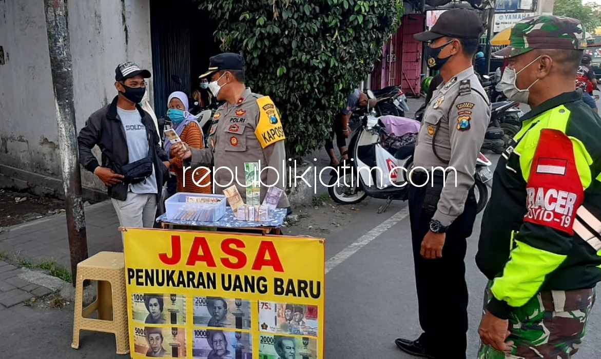 CEK - Kapolsek Krian, Kompol Mukhlason dan petugas gabungan memeriksa jasa penukaran uang baru di depan Pospam Ketupat Semeru 2021 di Pasar Krian, Selasa (11/05/2021) sore.