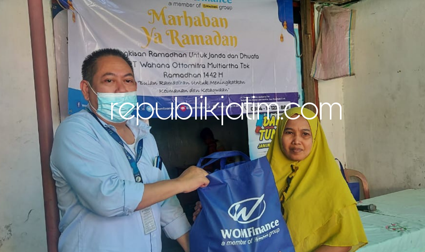 BERBAGI - Branch Head WOM Finance Kantor Cabang Sidoarjo, Nugraha membagikan bingkisan berupa kue kering dan sembako kepada para janda dan kaum dhuafa yang berada di sekitar kantor cabang, Selasa (11/05/2021). 