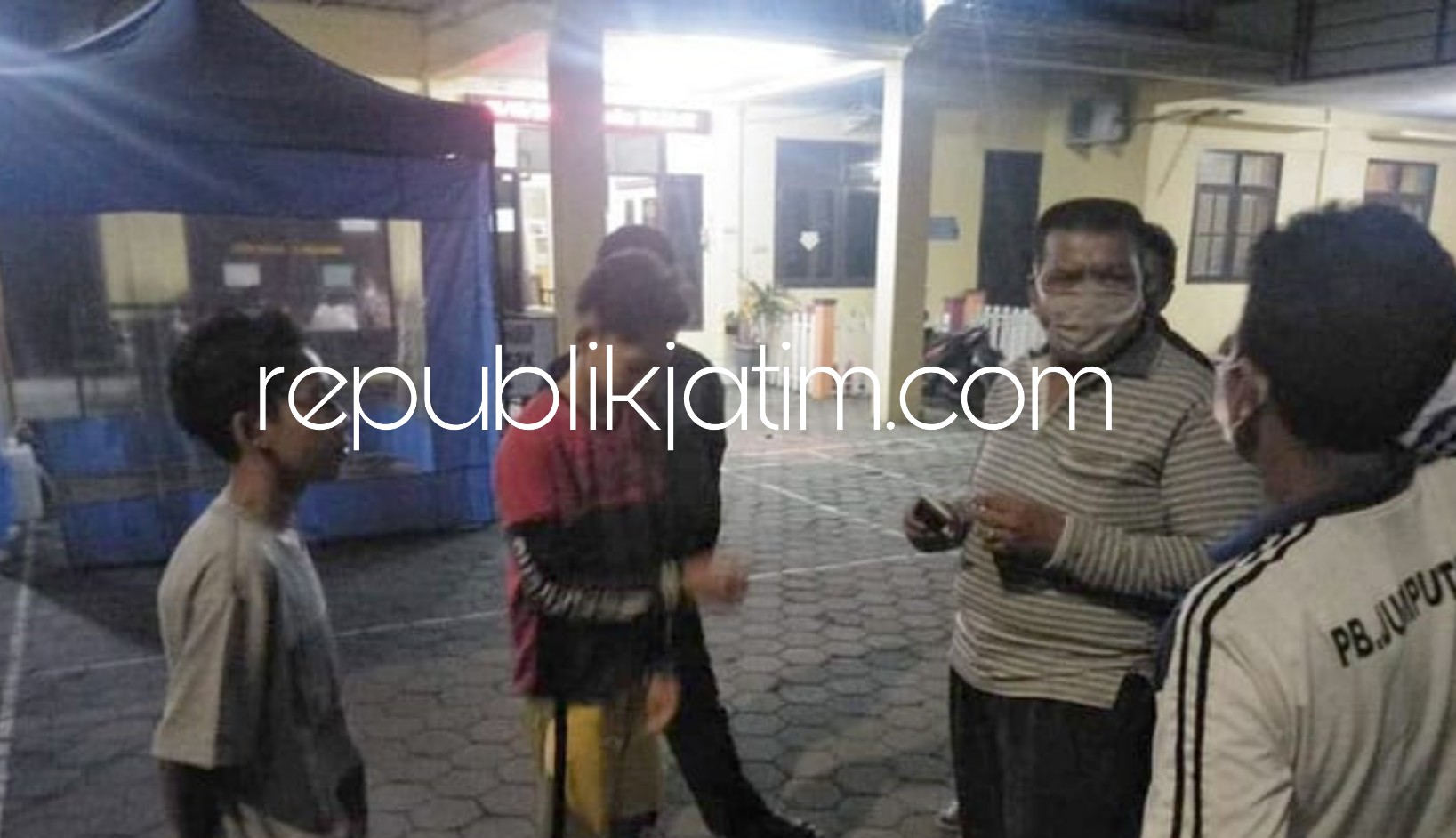 LAPORAN - Dua korban begal di Overpass Tol Jumputrejo, Kecamatan Sukodono, Sidoarjo saat melapor ke Polsek Sukodono pekan lalu.