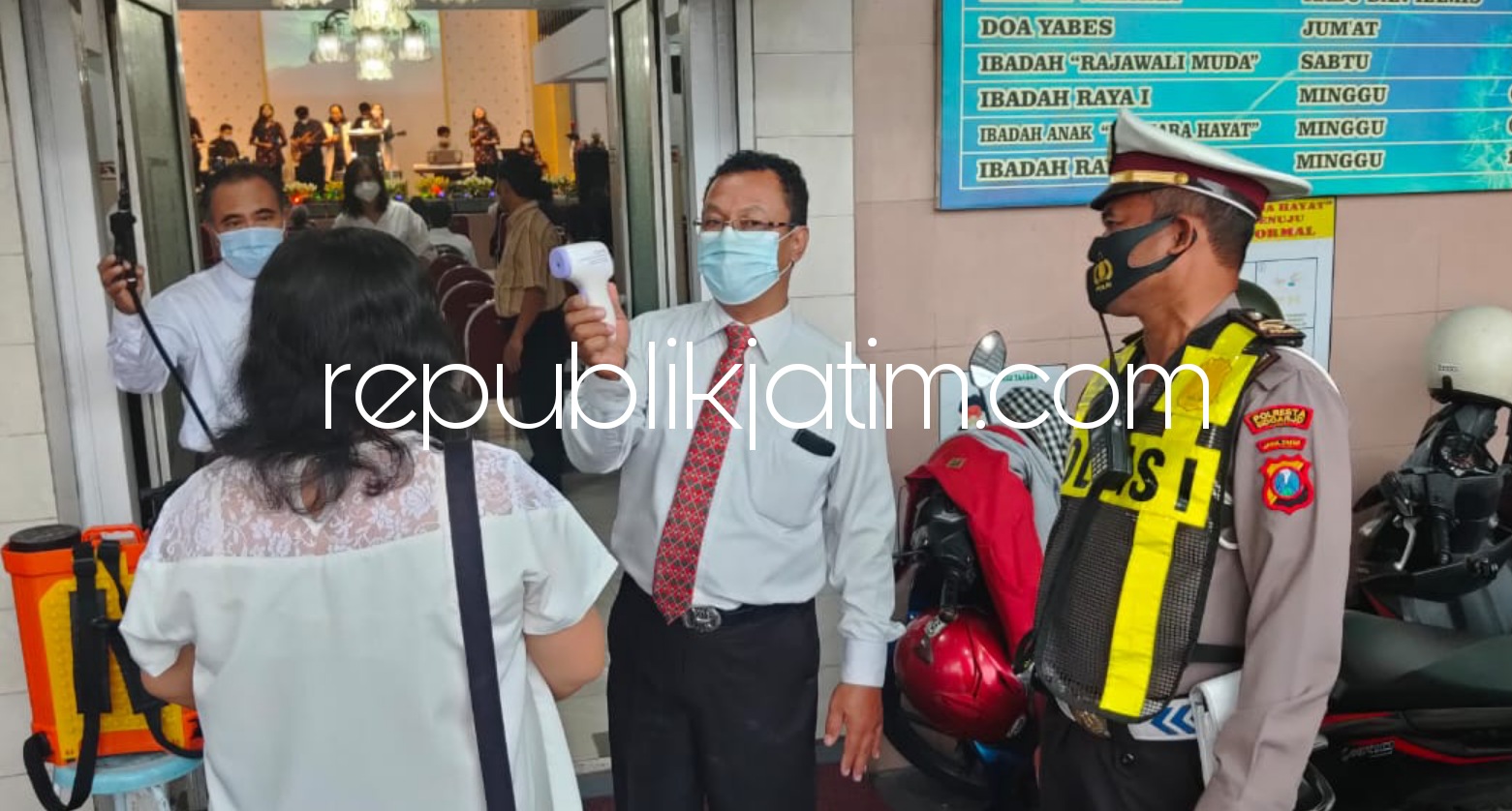 DIPERKETAT - Untuk mengantisipasi terjadinya teror, pengamanan di seluruh gereja maupun rumah ibadah umat kristiani di wilayah Sidoarjo diperketat menjelang Kenaikan Isa Almasih, Kamis (13/05/2021).