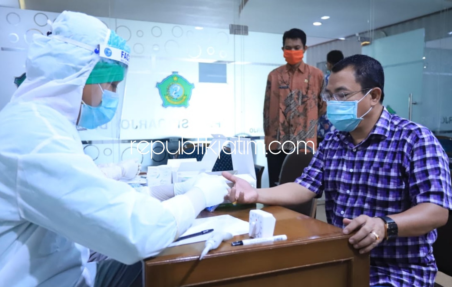 RAPID TEST - Ketua DPRD Sidoarjo, Usman saat mengikuti rapid test massal dengan 49 anggota dewan dan 60 staf Sekwan DPRD Sidoarjo beberapa pekan lalu.