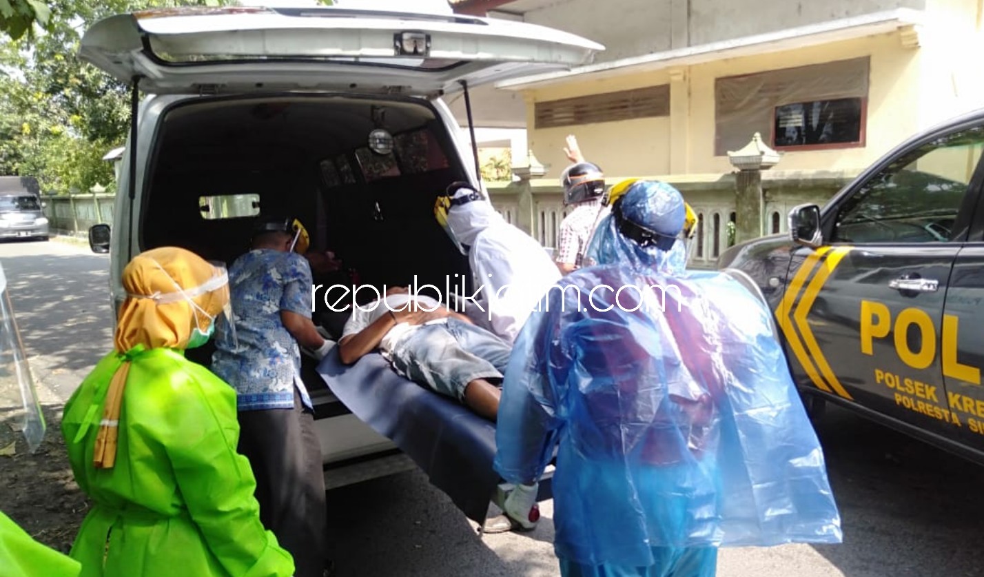 TEWAS MENDADAK - Petugas mengevakuasi jenazah penjual es Edi Susanto yang tewas mendadak saat berjualan di depan SDN Mojoruntut II, Kecamatan Krembung, Sidoarjo, Selasa (12/05/2020).