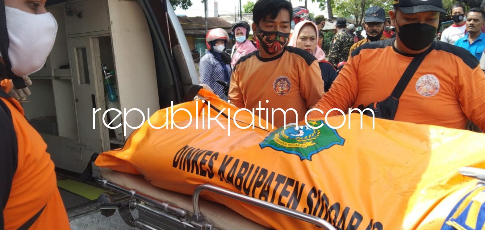EVAKUASI - Petugas BPBD Pemkab Sidoarjo dan tim SAR mengevakuasi jenazah pria misterius yang tewas mengapung di Sungai Rolak Songo, Kecamatan Tarik, Sidoarjo, Kamis (13/05/2021).