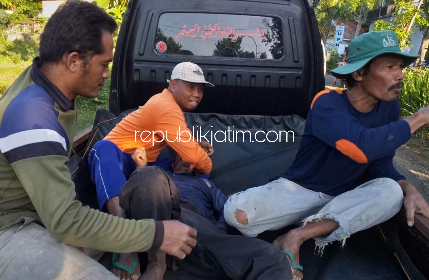 RINGSEK - Anggota Polsek Jambon mengevakuasi motor yang terlibat kecelakaan dan korban untuk dibawa ke Puskesmas Jambon, Rabu (13/05/2020).