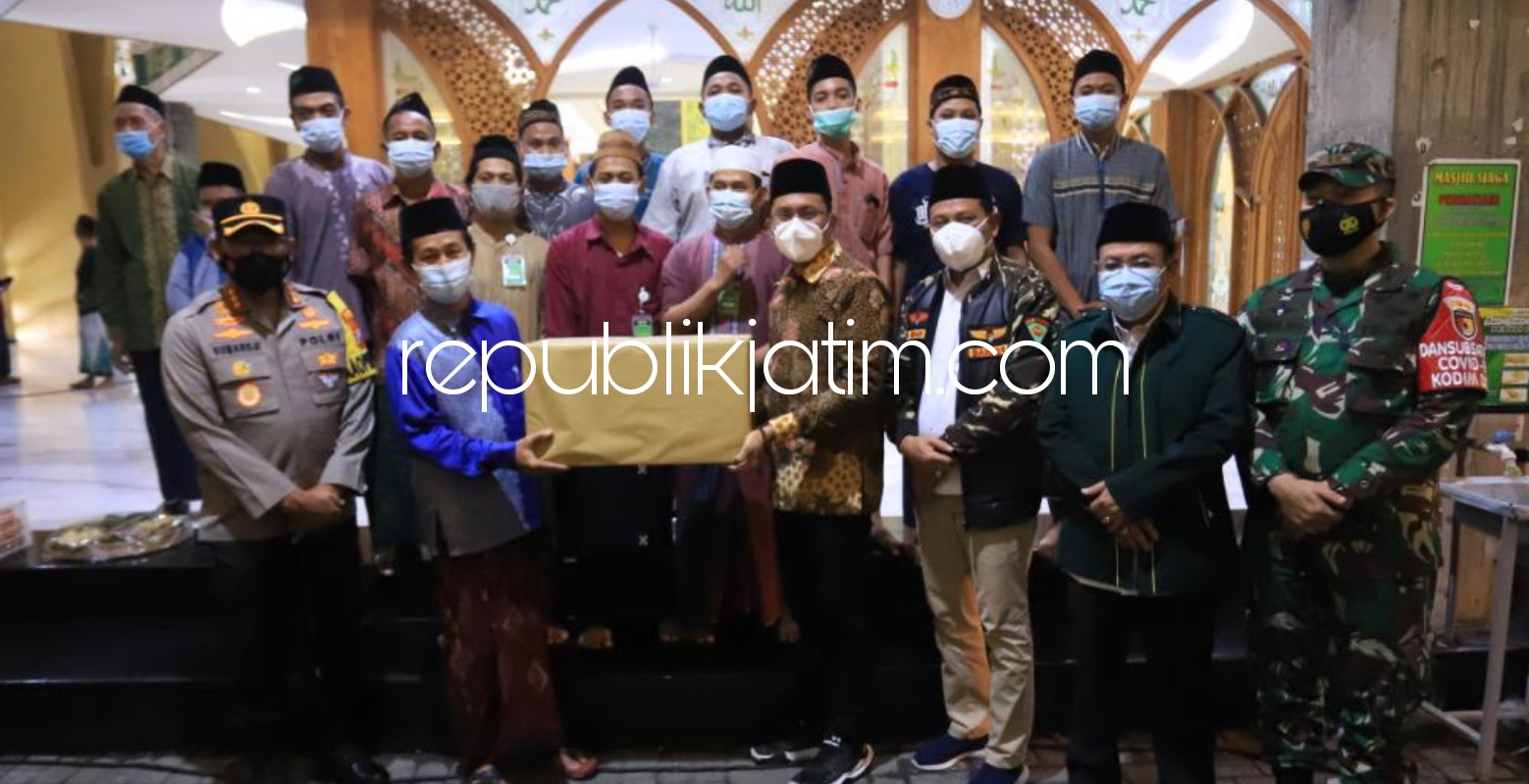 BINGKISAN - Bupati Sidoarjo, Ahmad Muhdlor Ali (Gus Muhdlor) dan Kapolresta Sidoarjo Kombes Pol Sumardji bersama Forkopimda patroli malam takbir Hari Raya Idul Fitri 2021 ke sejumlah tempat, Rabu (13/05/2021) malam.