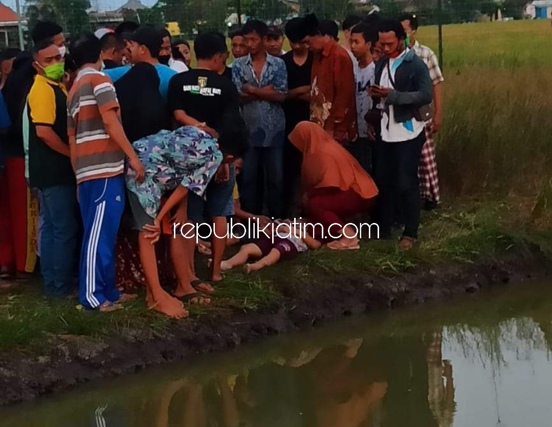 TENGGELAM - Warga berusaha menolong dua korban tenggelam, Satria Rizki (7) warga Desa Candi dan Celvin Dwi Saputra (7) warga Desa Sugiwaras, Kecamatan Candi, Sidoarjo yang mengapung di tengah kolam milik warga setempat, Rabu (13/05/20) petang.