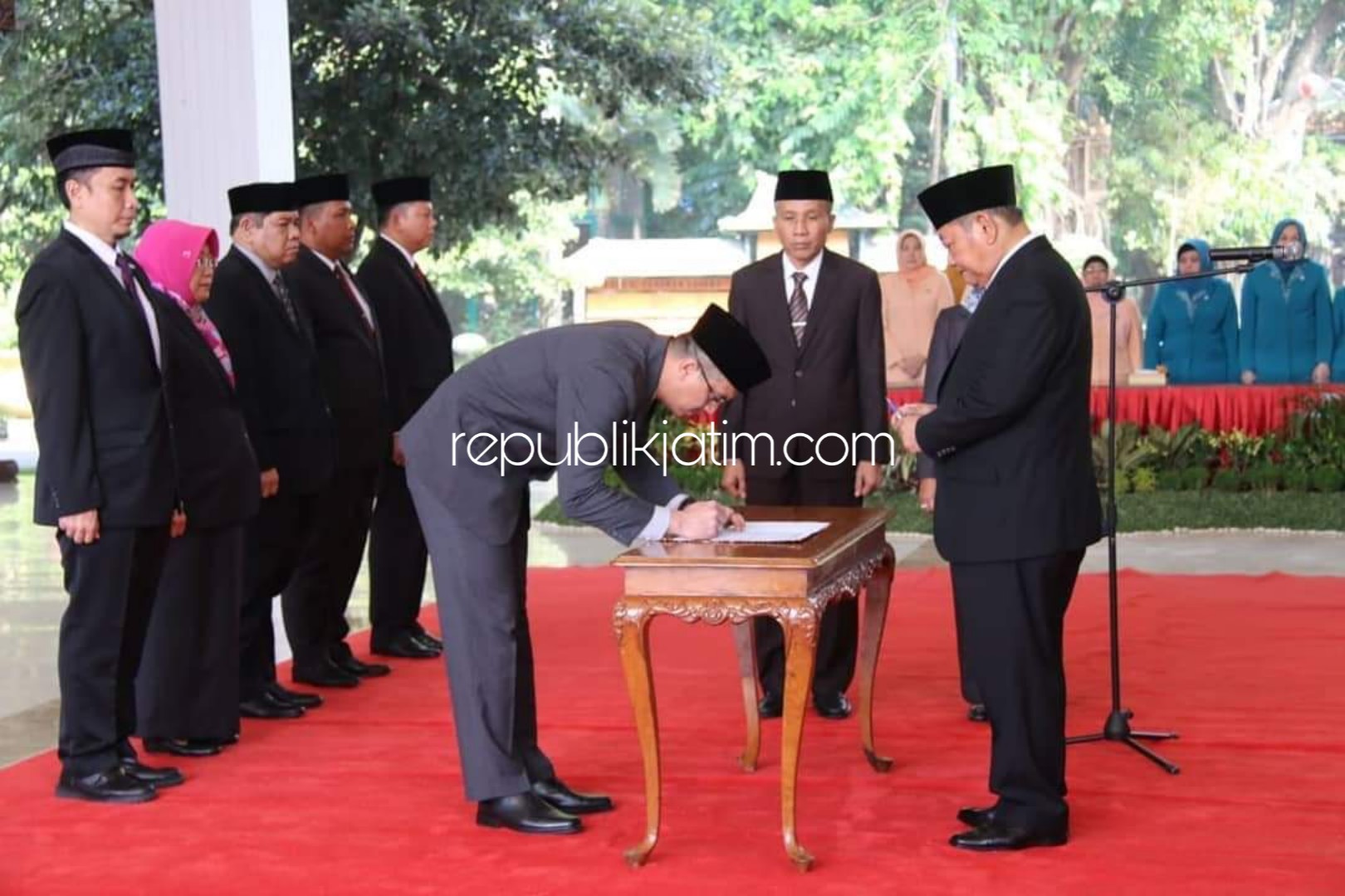 MUTASI - Bupati Sidoarjo, Saiful Ilah melantik 6 pejabat baru yang lolos seleksi pejabat eselon II di Pendopo Delta Wibawa, Senin (13/05/2019).