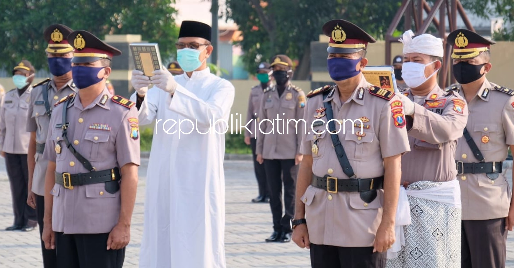SERTIJAB - Kapolresta Sidoarjo, Kombes Pol Sumardji memimpin pergantian jabatan Kapolsek Sidoarjo Kota dan Kapolsek Buduran di halaman Polresta Sidoarjo, Kamis (14/05/2020).