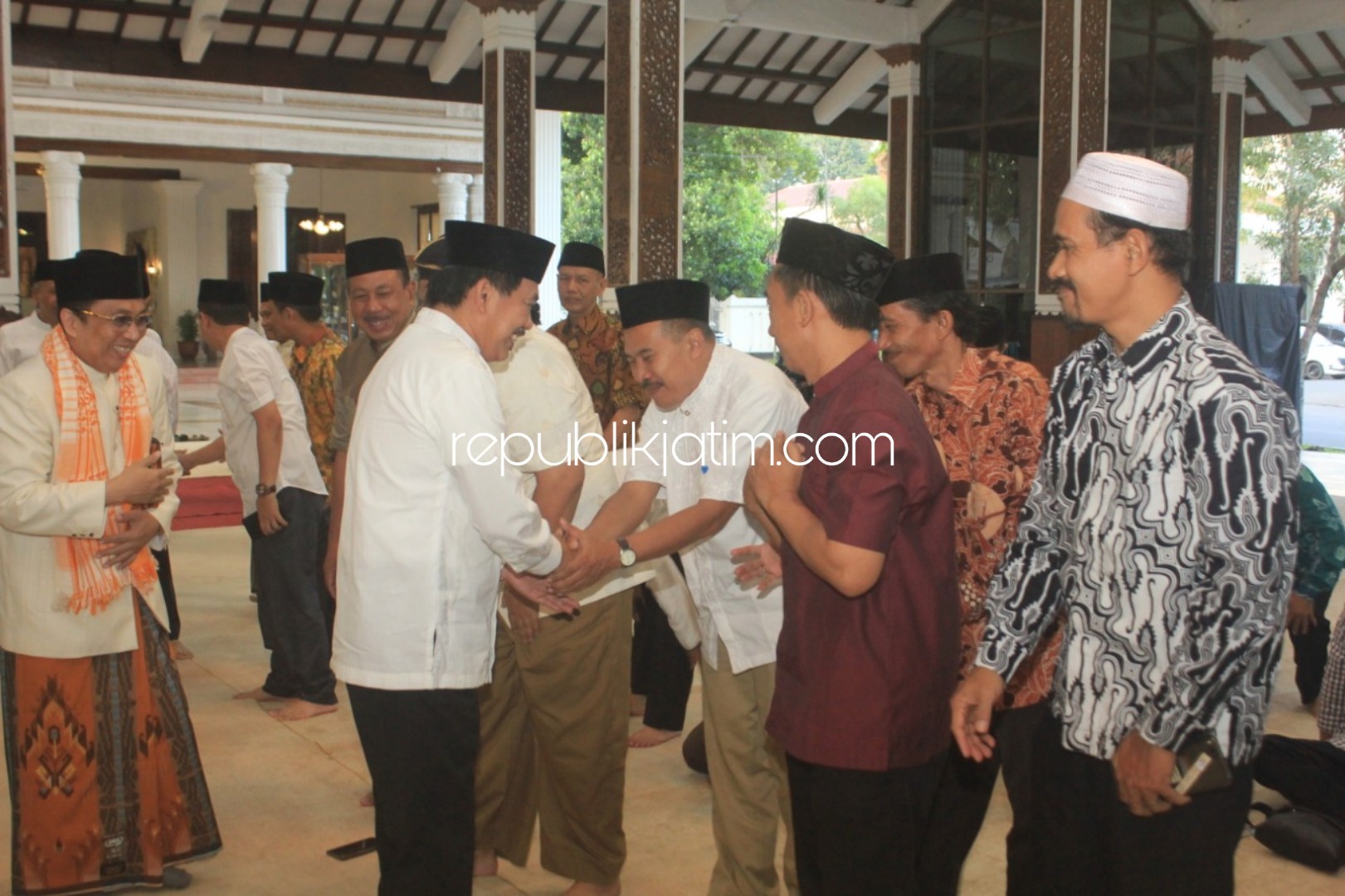 MOTIVASI - Wabup Sidoarjo, Nur Ahmad Syaifuddin memberikan motivasi kepada para PNS dan Kades yang mengikuti buka bersama di Pendopo Delta Wibawa, Senin (13/05/2019) petang.