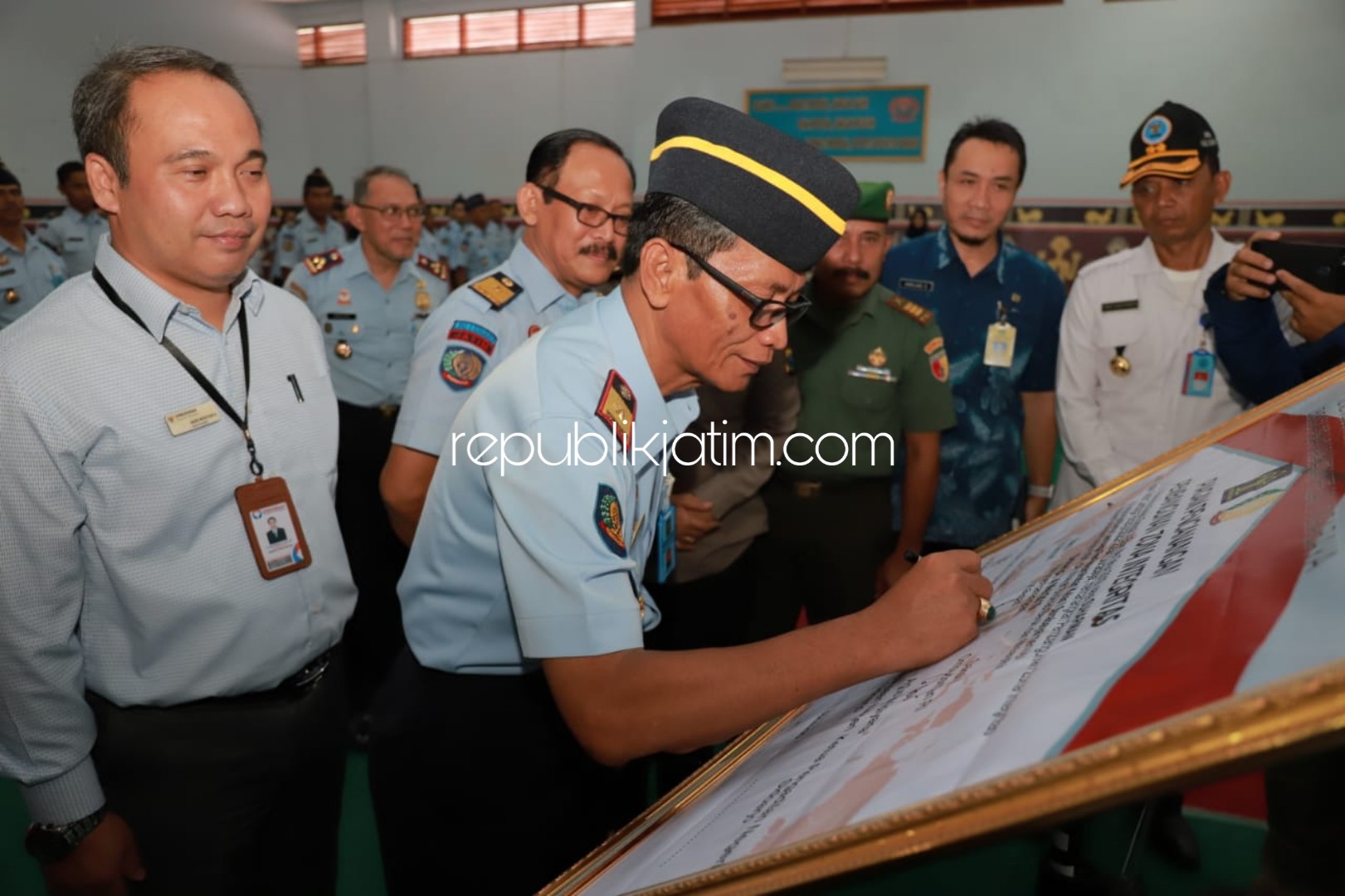 DEKLARASI - Kepala Lapas Kelas I Surabaya di Porong, Suharman menandatangani deklarasi pakta Zona Integritas (ZI) menuju WBK dan WBBM bersama sejumlah pejabat Kanwil dan Sidoarjo, Selasa (14/05/2019).