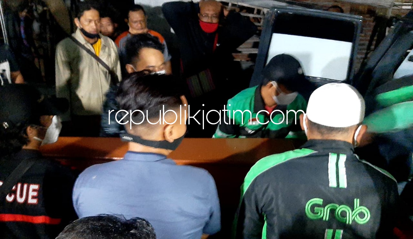 PEMAKAMAN - Prosesi pemakaman jenazah anggota GBLM, Eko Saputra warga Dusun Jabon, Desa Mliriprowo, Kecamatan Tarik, Sidoarjo di Tempat Pemakaman Umum (TPU) dess setempat, Kamis (13/05/2021) malam.