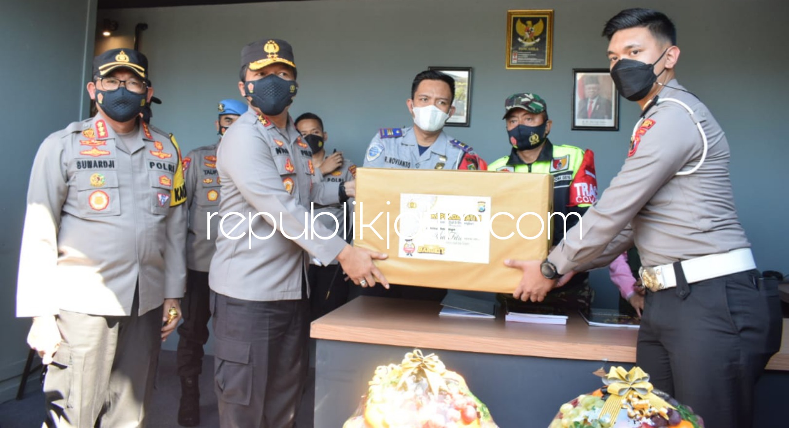 KUNJUNGAN - Kapolda Jawa Timur Irjen Pol Nico Afinta saat melakukan pengecekan di Pos Pengamanan Operasi Ketupat Semeru 2021 di Bundaran Taman Pinang Indah (TPI), Sidoarjo, Jumat (14/05/2021). 