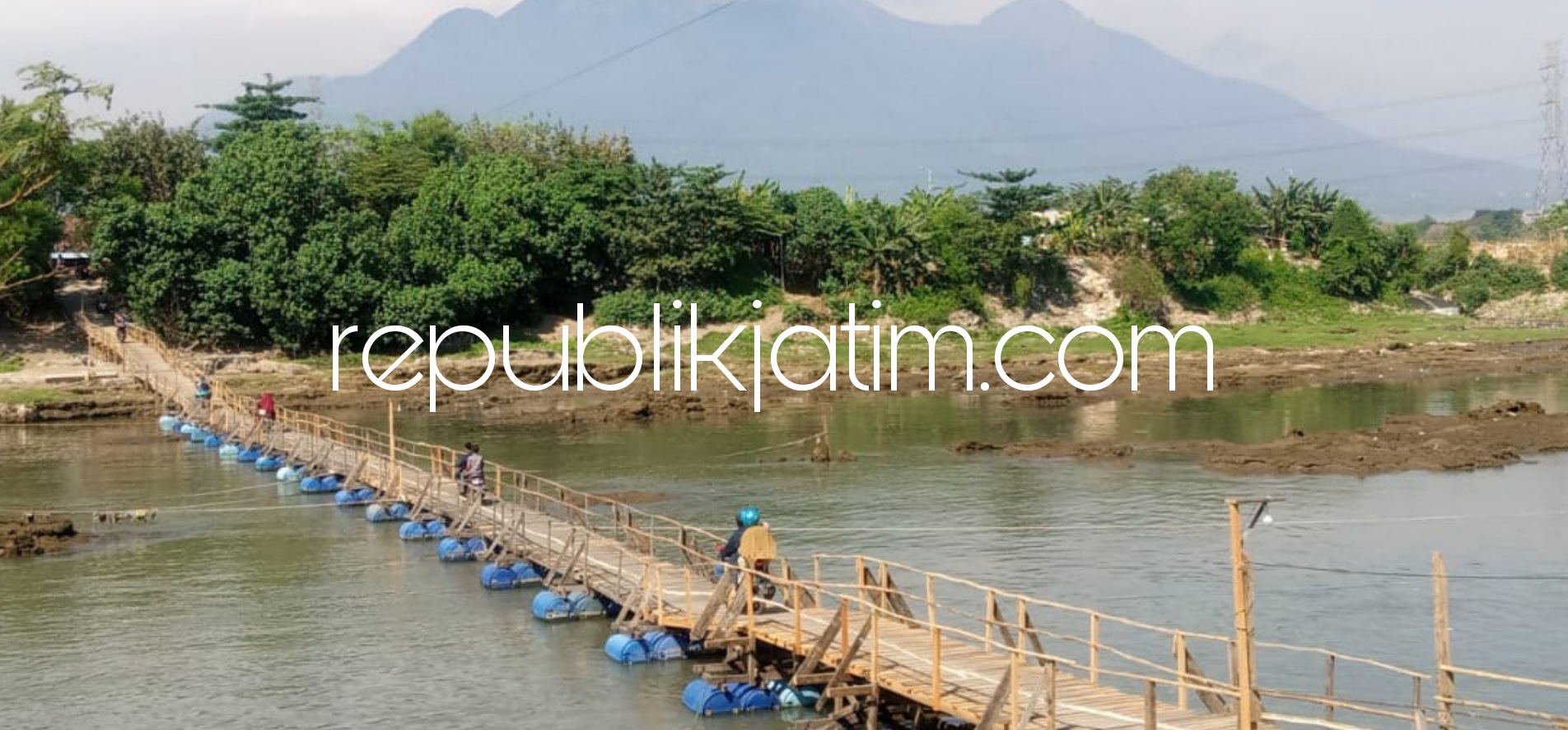 JEMBATAN ALTERNATIF - Para pemudik menggunakan motor melintasi jembatan alternatif Sugotambak (Sutam) penghubung Krembung, Sidoarjo menuju Ngoro, Kabupaten Mojokerto, Jumat (14/05/2021).