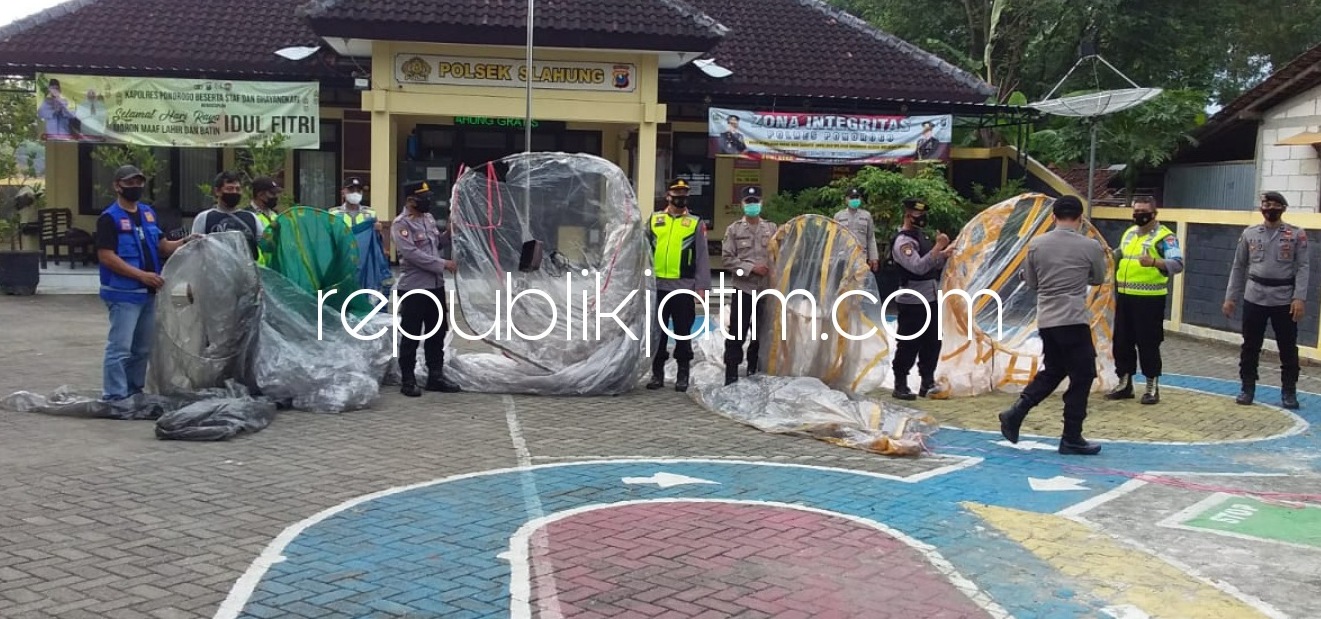 BALON UDARA -Sejumlah anggota Polsek Slahung mengamankan barang bukti (BB) balon udara tanpa awak yang hendak diterbangkan warga menggunakan api, Jumat (14/05/2021).