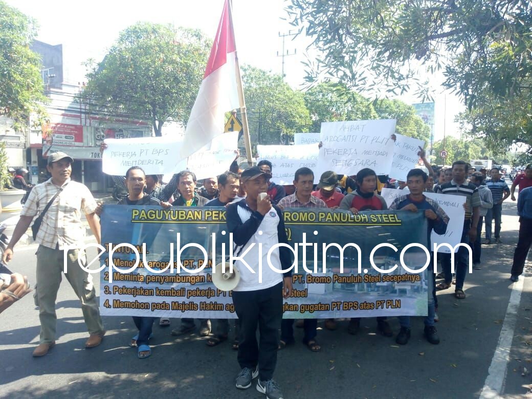 DEMO - Ratusan karyawan PT Bromo Panuluh Steel menggelar aksi di depan kantor PLN Sidoarjo meminta kejelasan, Senin (14/05/2018).