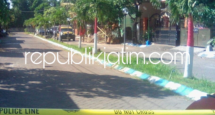 DILUMPUHKAN - Terduga teroris Budi Satrio dilumpuhkan Densus 88 di Perum Puri Maharani, Desa Masanganwetan, Kecamatan Sukodono, Sidoarjo, Senin (14/05/2018).