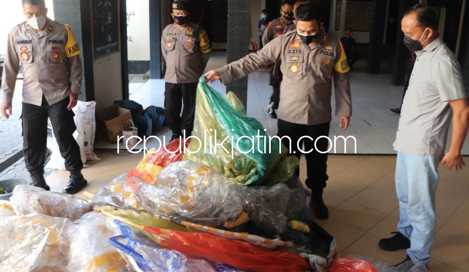 SITA - Kapolres Ponorogo, AKBP Mochamad Nur Azis merazia balon dan berhasil mendapatkan belasan balon udara tanpa awak serta ratusan petasan yang siap diledakkan bersama balon udaranya, Sabtu (15/05/2021).