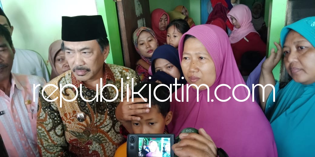 SAMBANGI - Wakil Bupati Sidoarjo, Nur Ahmad Syaifuddin mendatangi rumah korban bom, Nuchin (56) warga RT 15, RW 02, Desa Tropodo, Kecamatan Waru, Sidoarjo, Selasa (15/05/2018).