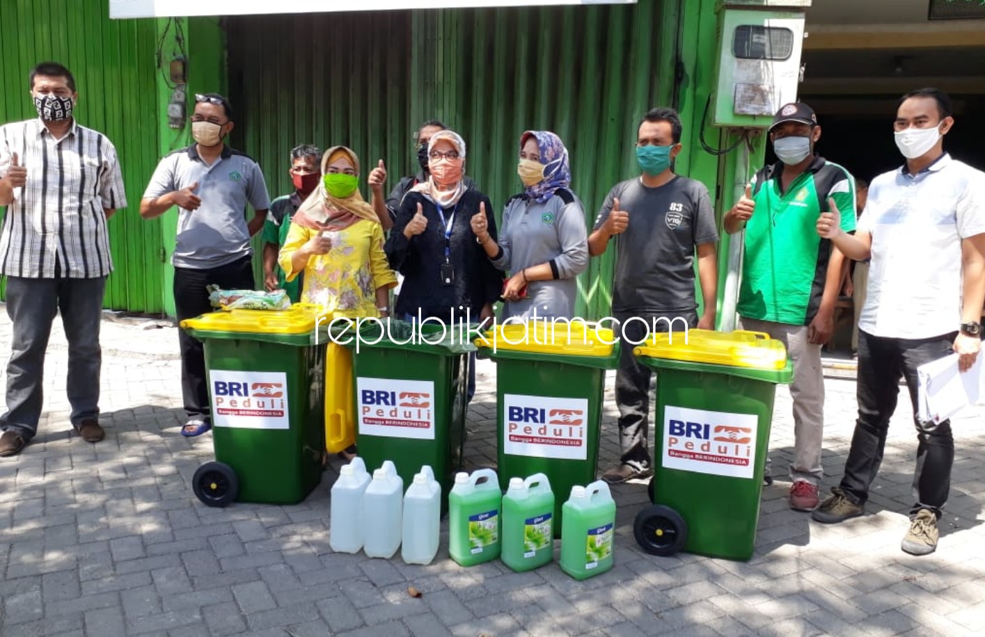 BANTUAN - PT BRI Tbk Kantor Unit Krian menyerahkan bantuan bak sampah, sabur cair dan handsanitizer ke UPT Pasar Krian untuk memutus mata rantai pandemi Covid-19, Jumat (15/05/2020).