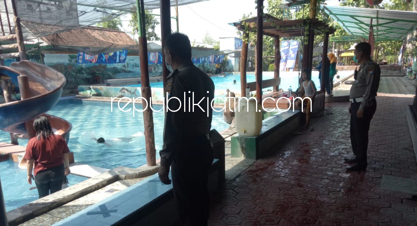 PATROLI - Sebagai antisipasi terjadinya kerumunan masyarakat saat libur Lebaran Idul Fitri 1442 Hijriyah, Polresta Sidoarjo dan jajaran menggiatkan patroli Kamtibmas dengan sasaran tempat wisata, mall, pasar, stasiun dan tempat ibadah, Sabtu (15/05/2021).