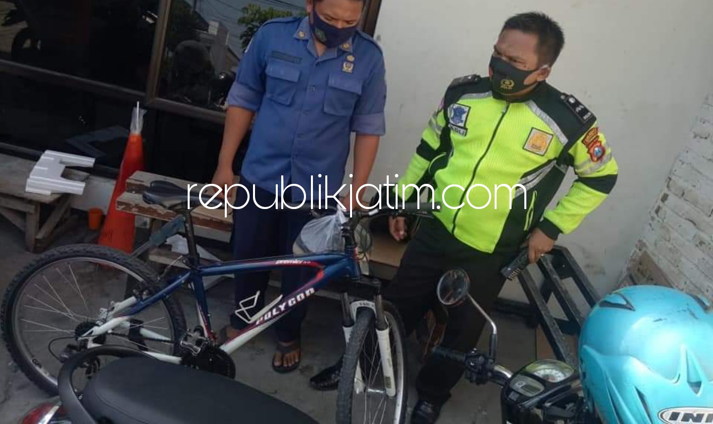 EVAKUASI - Petugas Unit Laka, Satuan Lantas, Polresta Sidoarjo mengevakuasi sepeda korban tabrak lari dan menggelar olah TKP di depan Toko Wijaya Sidoarjo yang menyebabkan seorang onthelis meninggal dunia di TKP, Sabtu (15/05/2021).