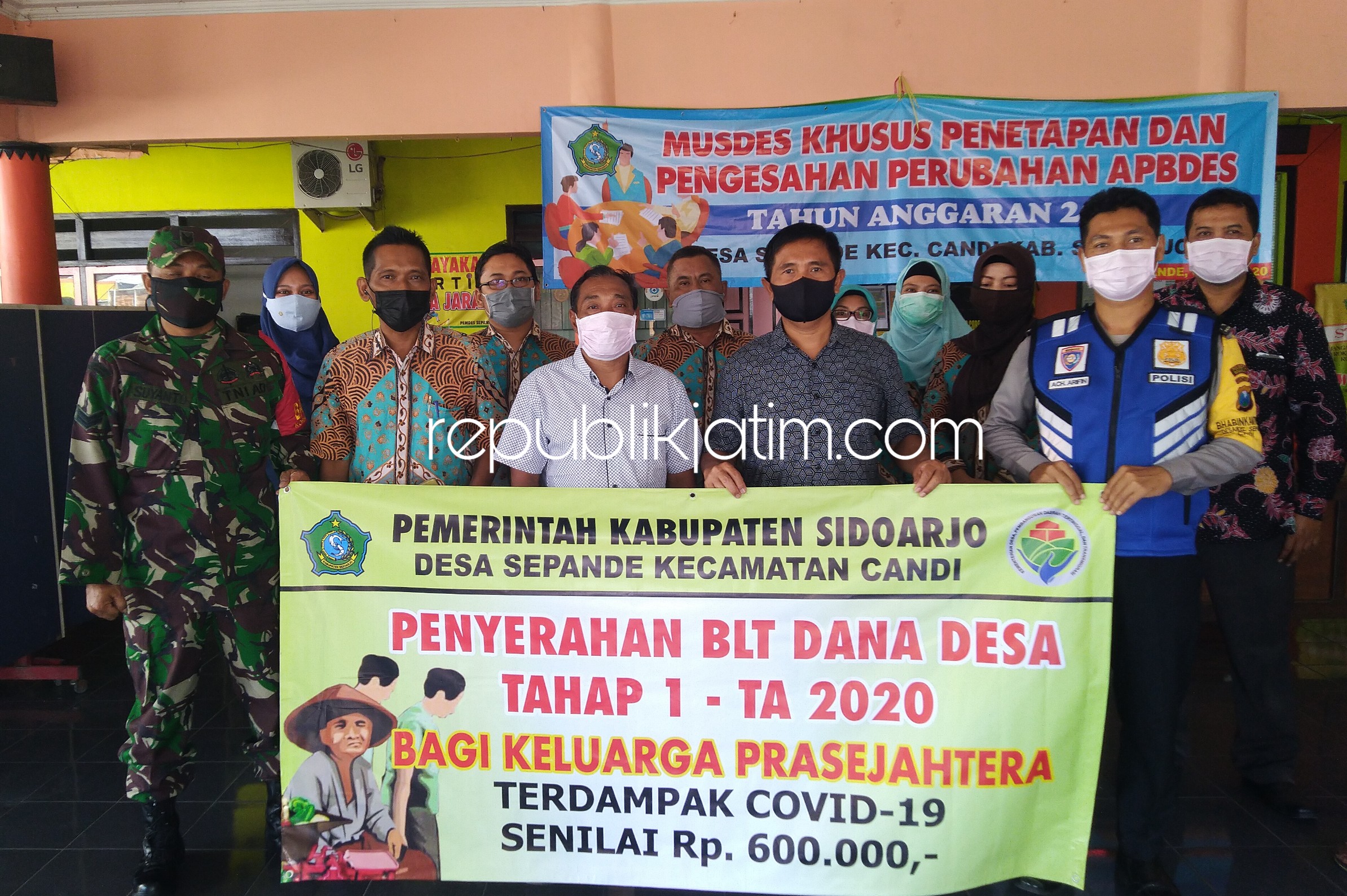 KAWAL - Tiga pilar Sidoarjo mengawal penyaluran BLT sebanyak 34 warga kurang mampu di Desa Sepande, Kecamatan Candi, Sidoarjo, Kamis (14/05/2020).
