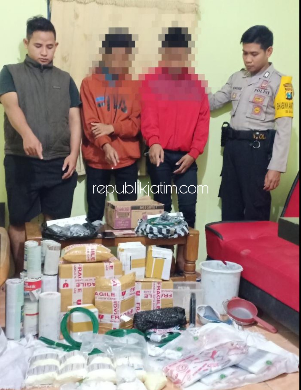 BAHAN PELEDAK - Petugas Polsek Sambil berhasil mengamankan tiga pengedar bahan peledak petasan beserta barang buktinya, Kamis (14/05/2020).