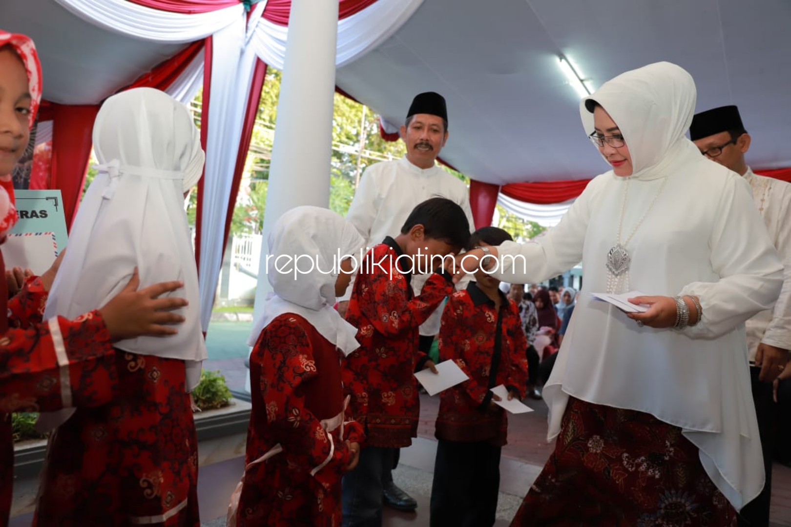 SANTUNAN - Kakanwil Kemenkumham Jatim Susy Susilawati memberikan santunan kepada sejumlah yatim piatu saat acara buka bersama, Rabu (15/05/2019).