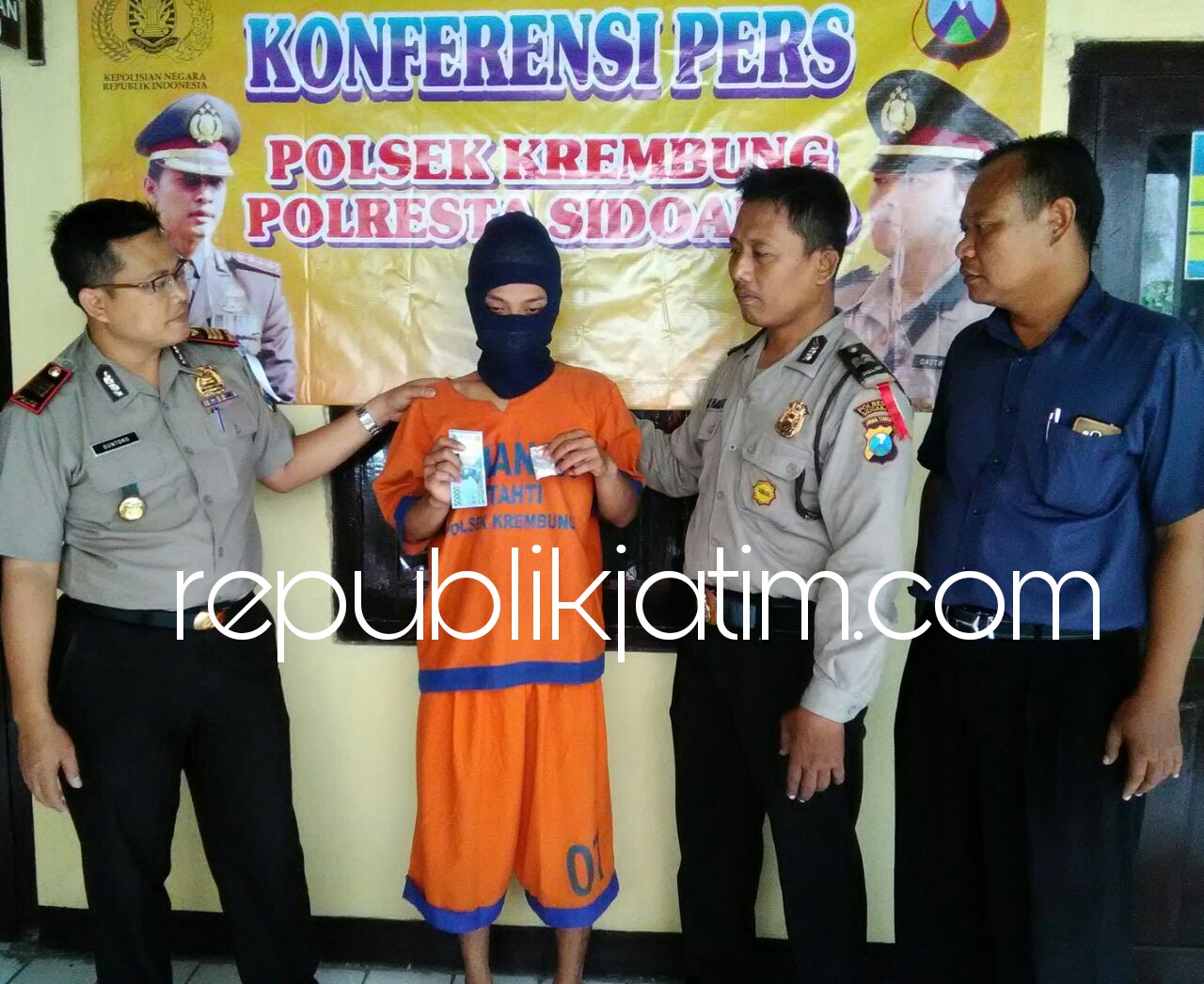 PENGECER - Tersangka pengecer pil setan, Achmad Charis Ubaidillah digelandang petugas Polsek Krembung beserta barang buktinya, Selasa (15/05/2018).