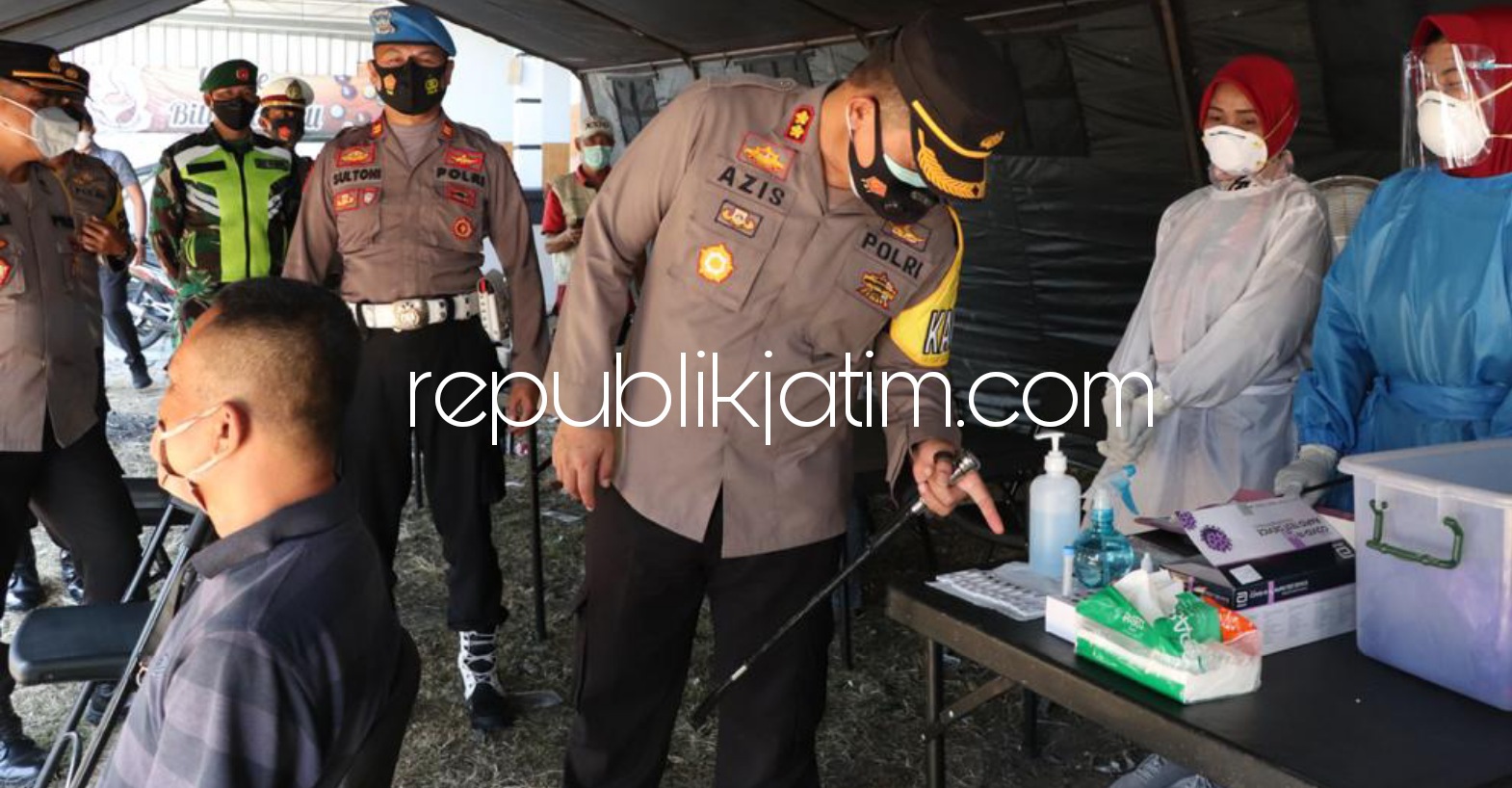 CEK POS - Kapolres Ponorogo, AKBP Mochamad Nur Azis mengecek Pos Penyekatan di perbatasan Ponorogo, Sabtu (15/05/2021).