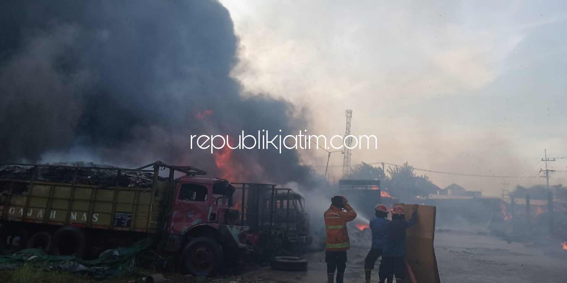 LUDES TERBAKAR - Industri gudang kertas karton JL Pattimura 4, Desa Kletek, Kecamatan Taman, Sidoarjo terbakar bersama 5 unit truk yang ada di dalam bangunan semi permanen itu, Selasa (14/05/2019) petang. 