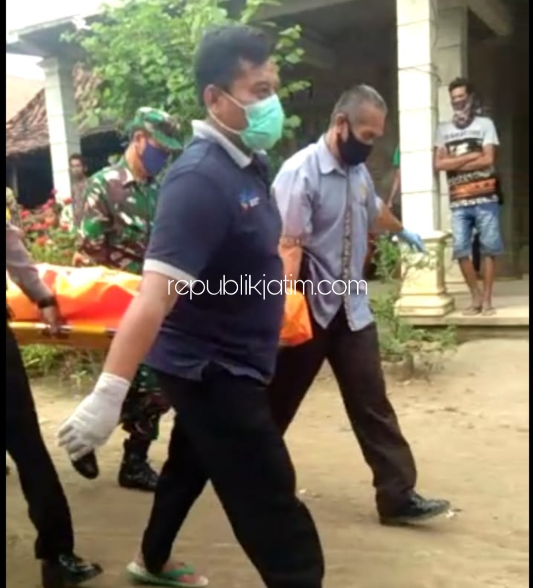 TEWAS - Petugas Polsek Jambon dan Polres Ponorogo mengevakuasi para korban petasan meledak yang tewas dan terluka dari rumah warga Dusun Sidowayah, Desa Sidoharjo, Kecamatan Jambon, Ponorogo, Jumat (15/05/2020).