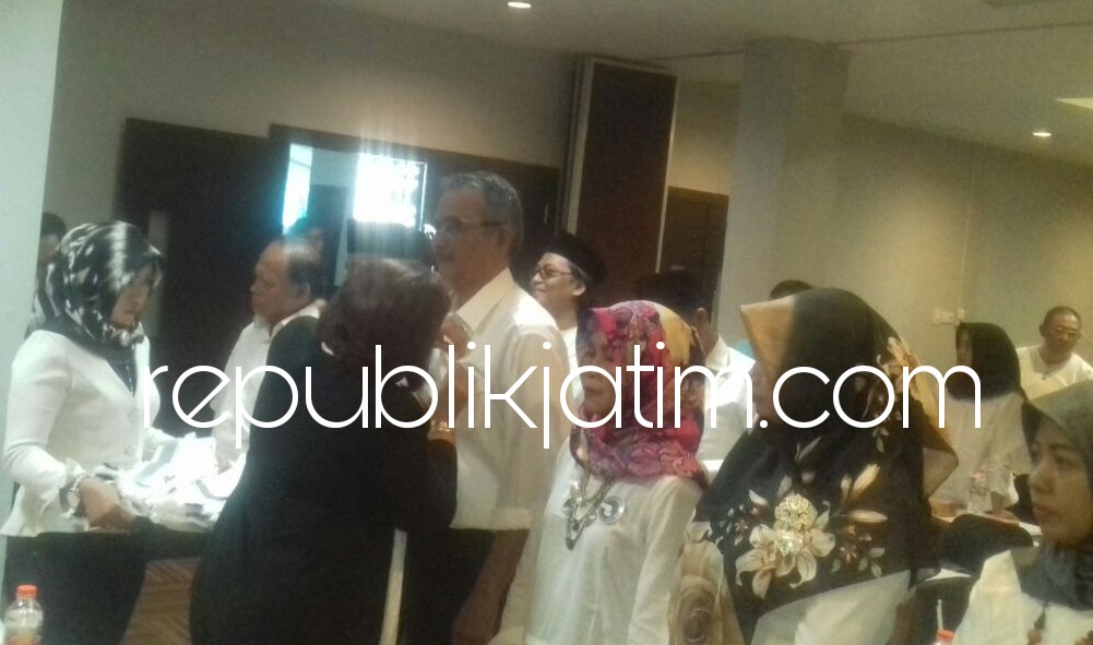 DIKUKUHKAN - Para pengurus DPW dan DPD Relawan Selendang Putih Nusantara (RSPN) se Jawa Timur dikukuhkan dan dilantik, Senin (14/05/2018).