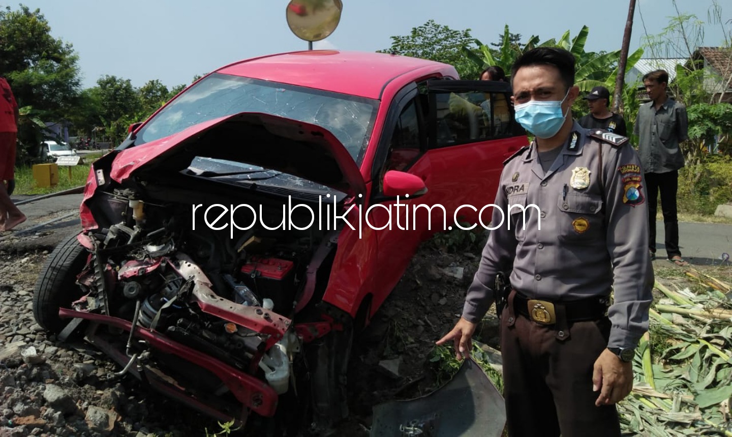 RINGSEK - Mobil Sigra bernopol L 1123 ZE dikemudikan Moch Kadar (61) warga Talok, Kecamatan Dlanggu, Mojokerto ringsek usai ditabrak Kereta Api (KA) Jenggala No KA 625 di perlintasan KA Kedungsugo, Kecamatan Prambon, Sidoarjo, Minggu (16/05/2021).