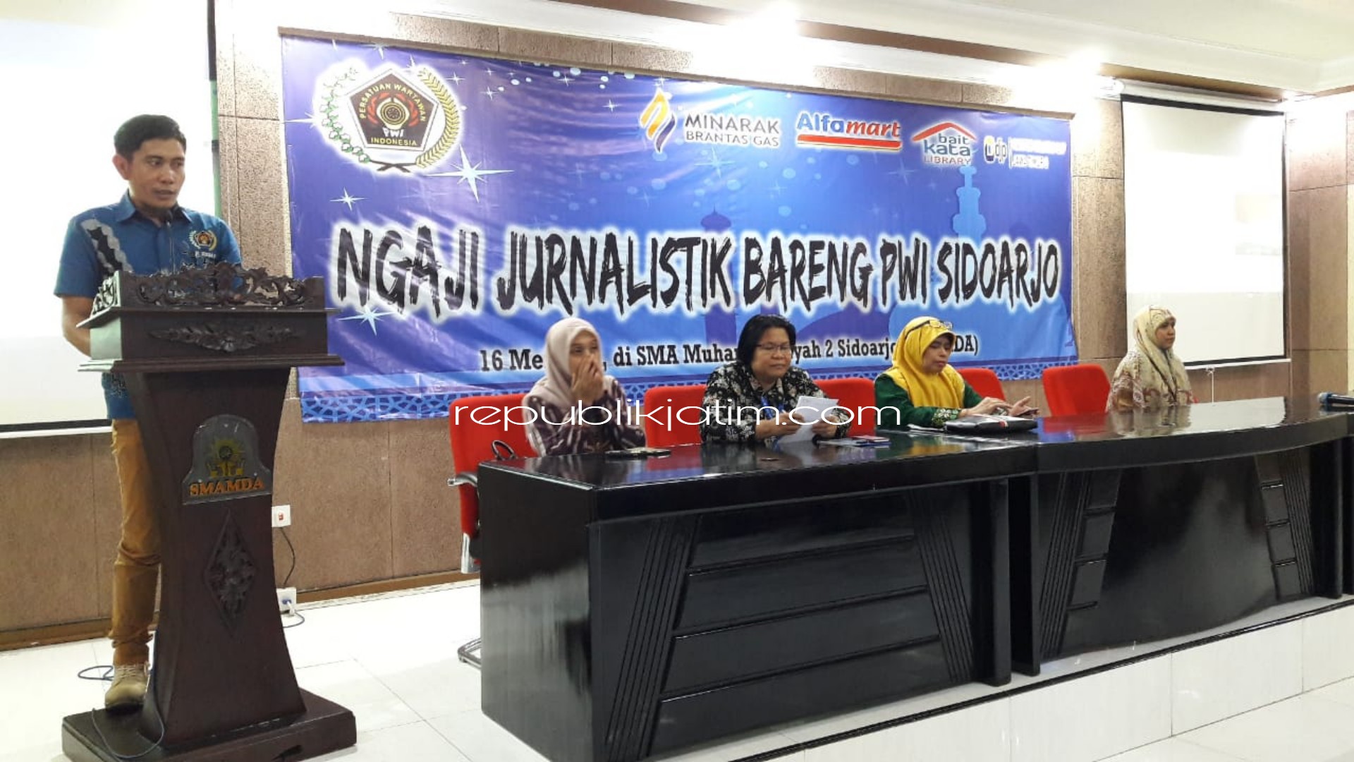 NGAJI JURNALISTIK - Puluhan siswa SMA dan SMK dari 12 lembaga sekolah mengikuti acara Ngaji Jurnalistik Bareng PWI Sidoarjo yang digelar di Auditorium Nyai Walidah, Smamda Sidoarjo, Kamis (16/05/2019).