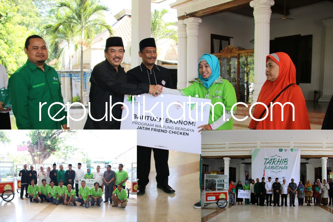 BANTUAN - Wabup Sidoarjo, Nur Ahmad Syaifuddin menyerahkan langsung bantuan gerobak kepada Asih Kanti warga Desa Tambak Kemerakan, Kecamatan Krian di Pendopo Delta Wibawa Sidoarjo, Rabu (16/05/2018).