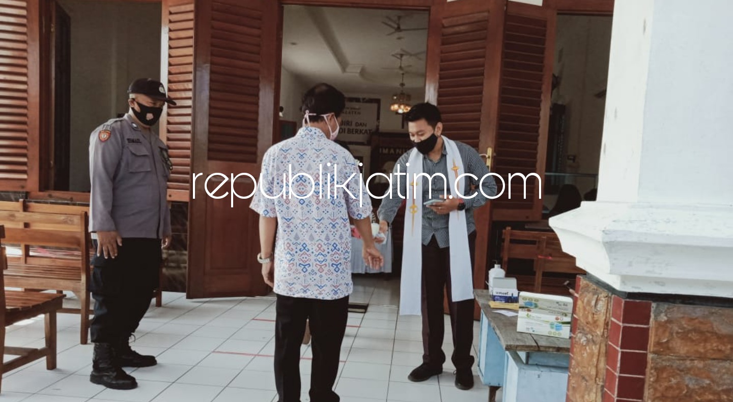 PENGAMANAN - Petugas Polresta Sidoarjo dan jajaran mengamankan gereja dan rumah ibadah di wilayah Sidoarjo setelah Hari Kenaikan Isa Al-Masih Umat Kristiani terus berlanjut, Minggu (16/05/2021).