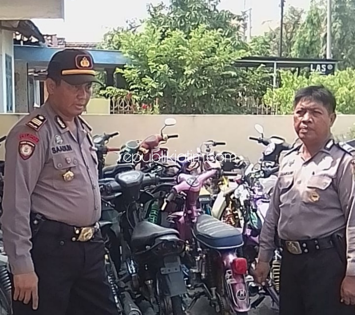 DISITA - Kapolsek Jabon, AKP Saadun (kiri) bersama anggotanya menunjukkan barang bukti motor protolan tanpa dilengkapi STNK yang disita polisi, Kamis (16/05/2019).