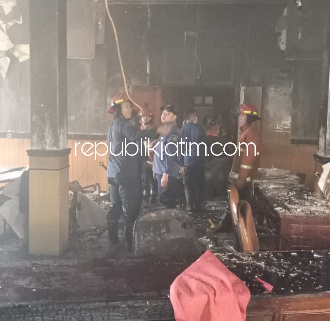 TERBAKAR - Ruang Aula Kantor DLHK Pemkab Sidoarjo yang ada di JL Raya Desa Siwalanpanji, Kecamatan Buduran, Sidoarjo terbakar, Senin (17/05/2021). 