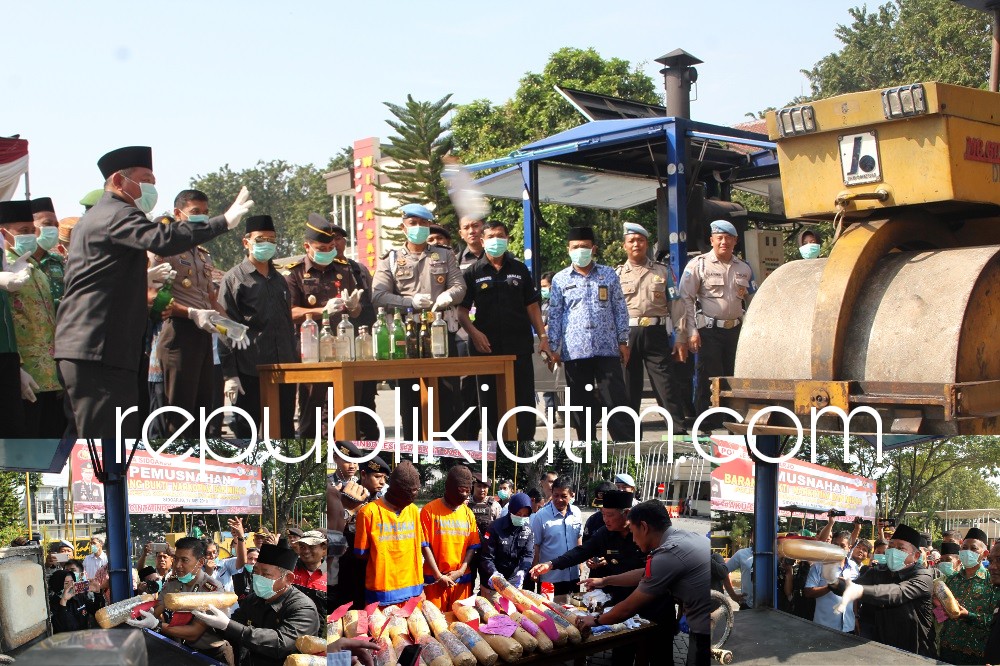 DIMUSNAHKAN - Sebanyak 20,3 kilogram ganja dan 1.858 botol minuman keras (miras) dimusnahkan di halaman Polresta Sidoarjo menggunakan insinerator dan alat berat, Kamis (17/05/2018).