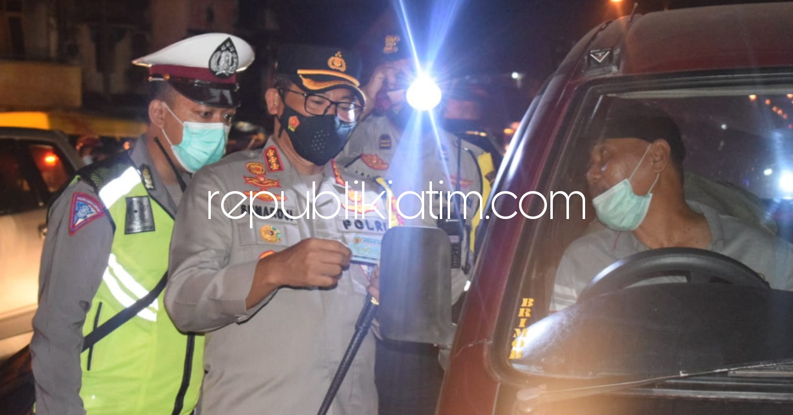 PERIKSA - Kapolresta Sidoarjo, Kombes Pol Sumardji bersama anggotanya memeriksa semua kendaraan yang masuk wilayah Sidoarjo di sejumlah wilayah perbatasan, Minggu (16/05/2021) malam.