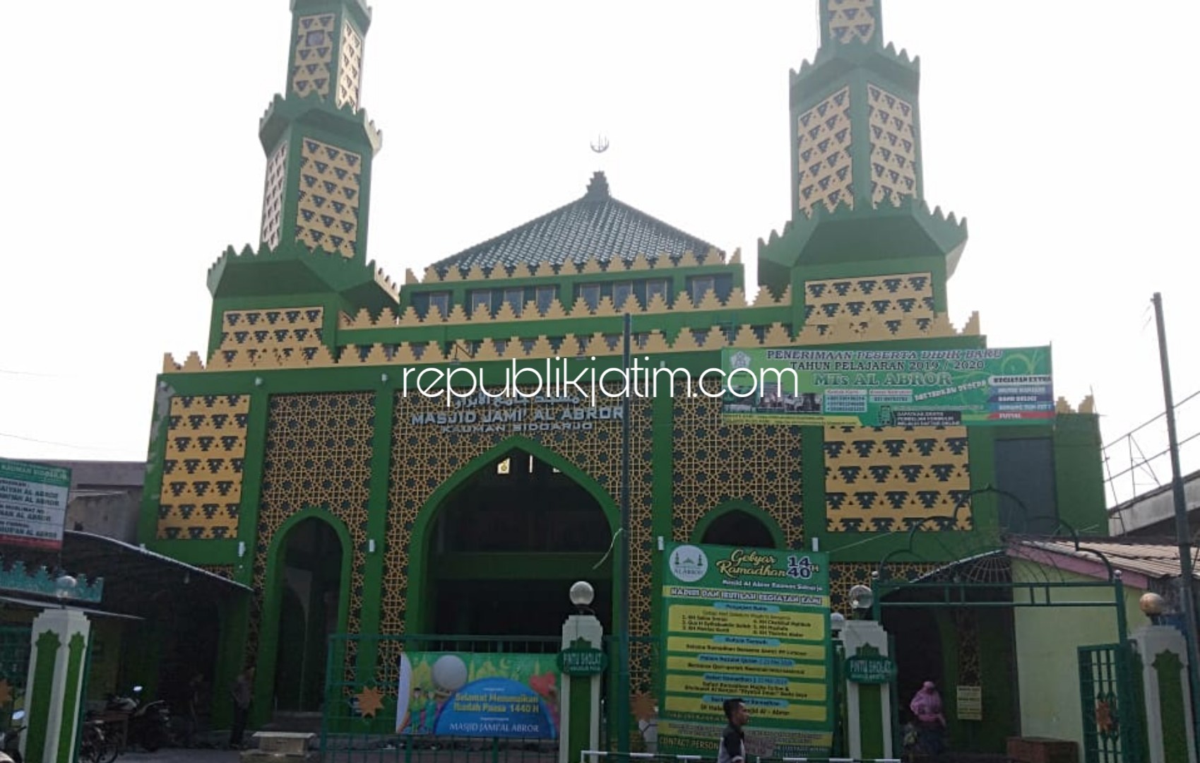 MASJID TUA - Masjid Al Abror yang ada di lingkungan Kauman, Kelurahan Pekauman, Kecamatan/Kabupaten Sidoarjo menjadi salah satu masjid tertua di Sidoarjo yang dibangun sejak Tahun 1678 silam, Jumat (17/05/2019).