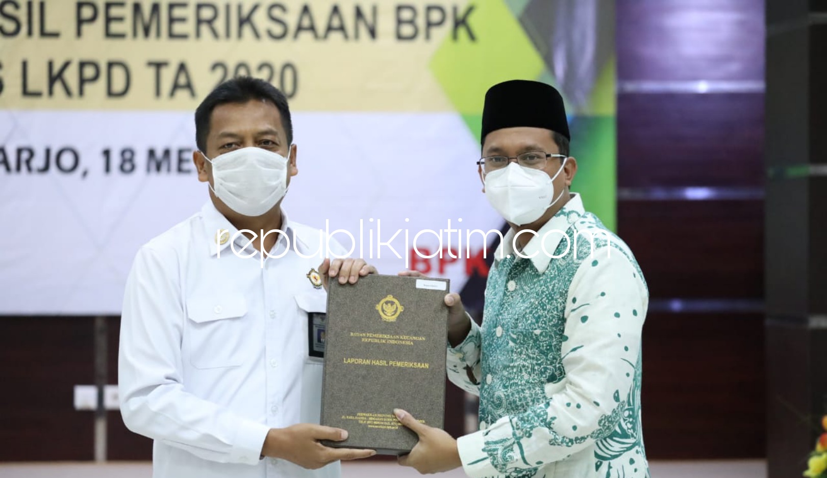 TERIMA - Bupati Sidoarjo, Ahmad Muhdlor Ali (Gus Muhdlor) menerima Laporan Hasil Pemeriksaan (LHP) LKPD TA 2020 yanh diserahkan langsung oleh Kepala BPK Perwakilan Jatim Joko Agus Setyono di Kantor Perwakilan BPK Jatim JL Raya Juanda, Sidoarjo, Selasa (1